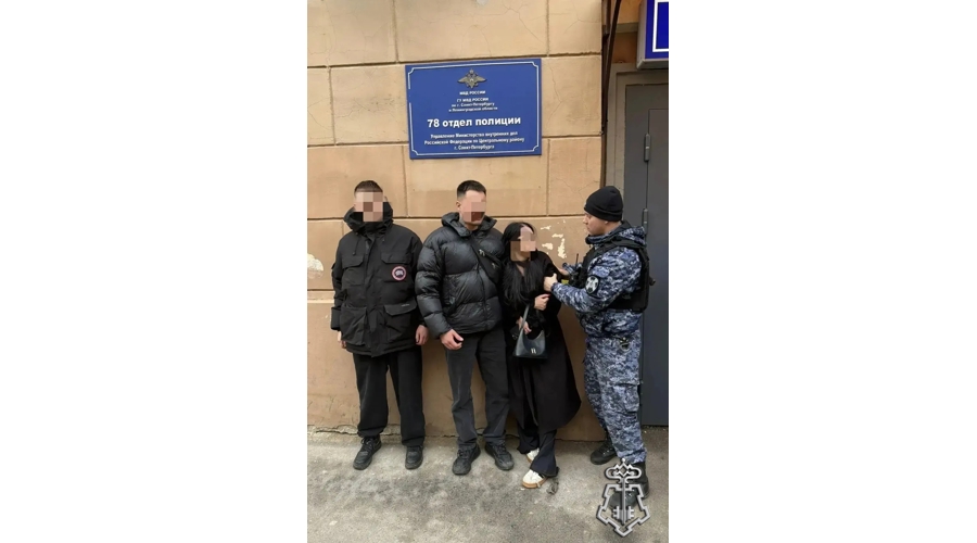 Петербургские росгвардейцы задержали нетрезвых правонарушителей, забравшихся на крышу одного из домов в центре города
