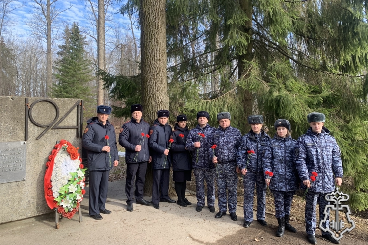 В Санкт-Петербурге росгвардейцы почтили память павших защитников Отечества
