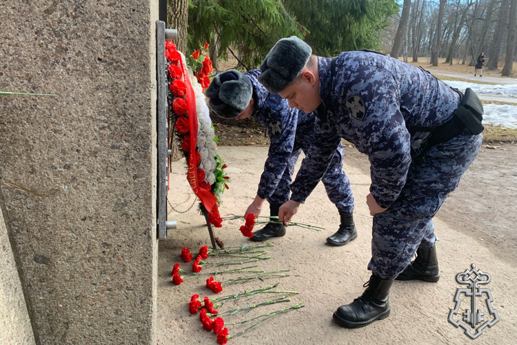 В Санкт-Петербурге росгвардейцы почтили память павших защитников Отечества