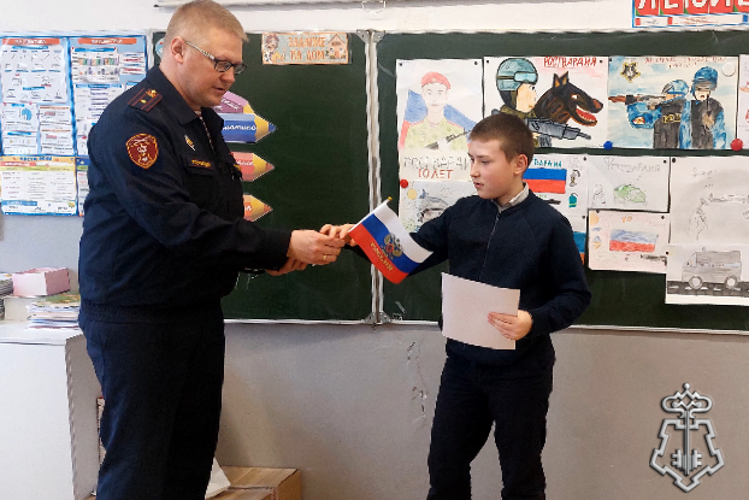 В Ленинградской области представители ведомства организовали конкурс рисунков для школьников, приуроченный к 10-летию образования Росгвардии