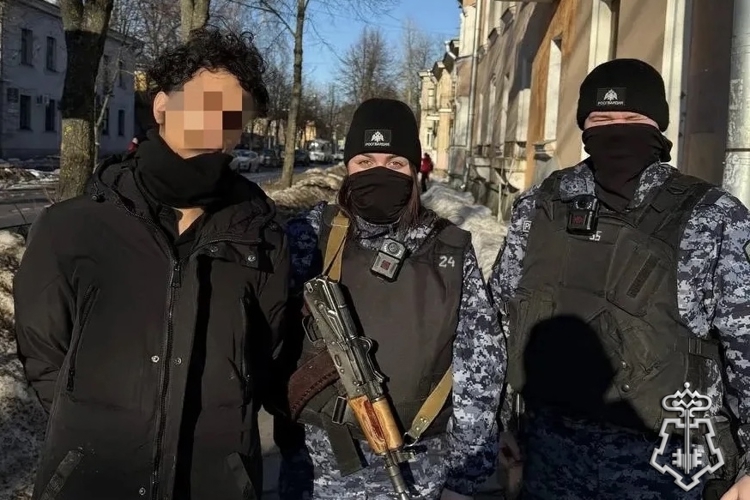 Сотрудники Росгвардии оперативно задержали подростка, совершившего поджог АЗС самообслуживания в Металлострое