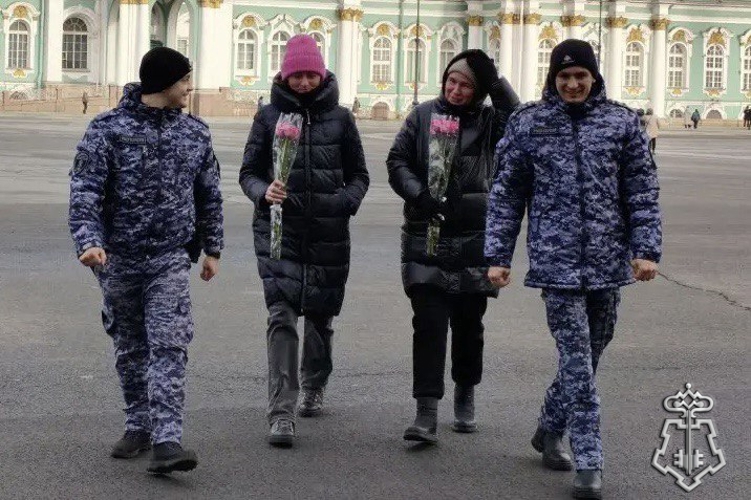 В Санкт-Петербурге представители Росгвардии поздравили жительниц города с Международным женским днём