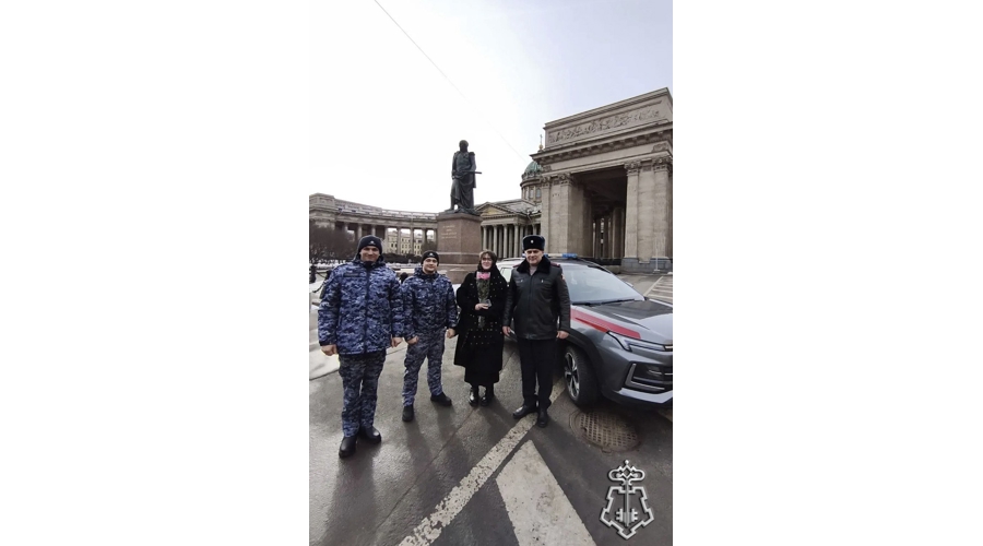 В Санкт-Петербурге представители Росгвардии поздравили жительниц города с Международным женским днём