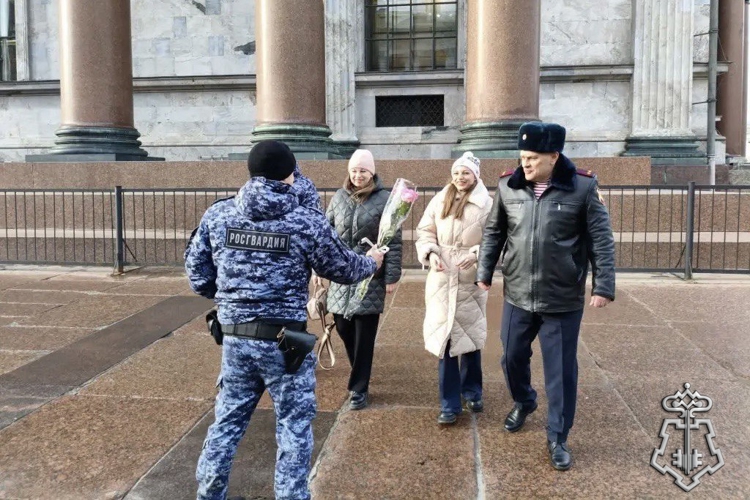 В Санкт-Петербурге представители Росгвардии поздравили жительниц города с Международным женским днём