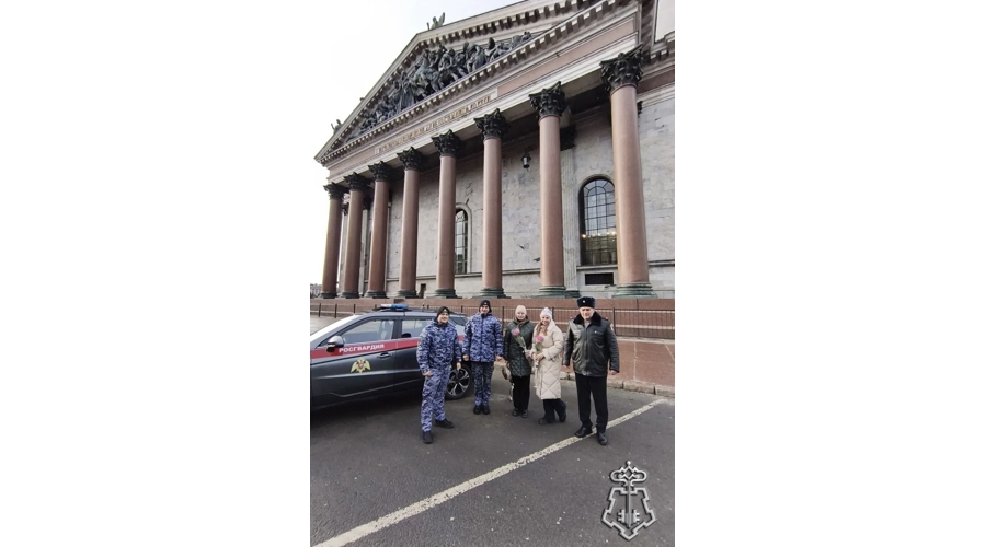В Санкт-Петербурге представители Росгвардии поздравили жительниц города с Международным женским днём