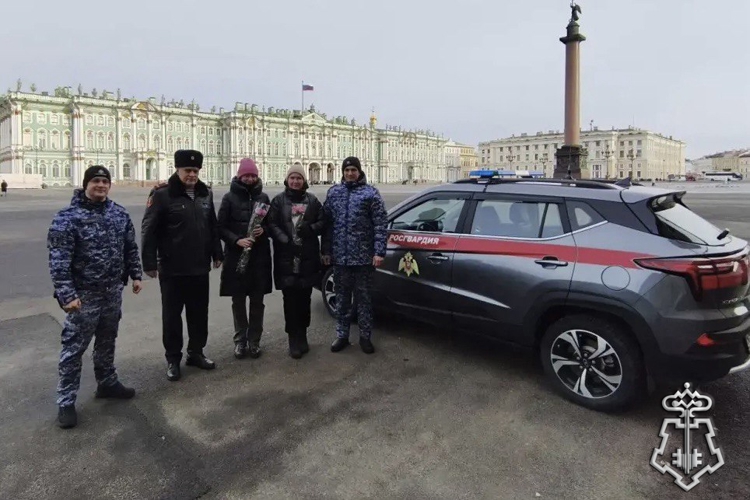 В Санкт-Петербурге представители Росгвардии поздравили жительниц города с Международным женским днём