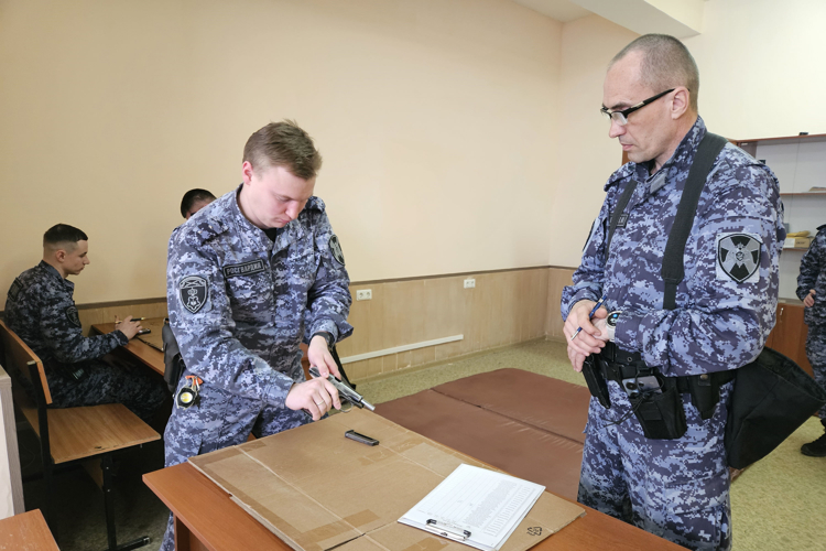 Среди сотрудников групп задержания вневедомственной охраны Росгвардии по Санкт-Петербургу и Ленинградской области прошел II этап конкурса «Лучший по профессии»