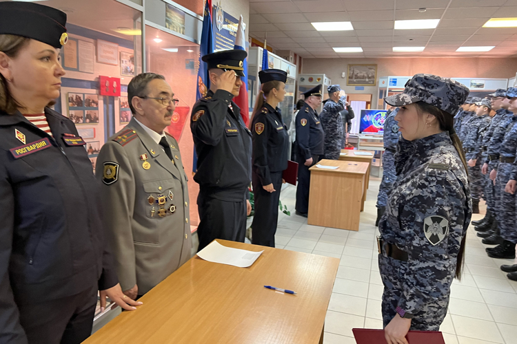 В преддверии 10-летия образования Росгвардии и 215-летия войск правопорядка петербургские росгвардейцы приняли присягу на верность Родине