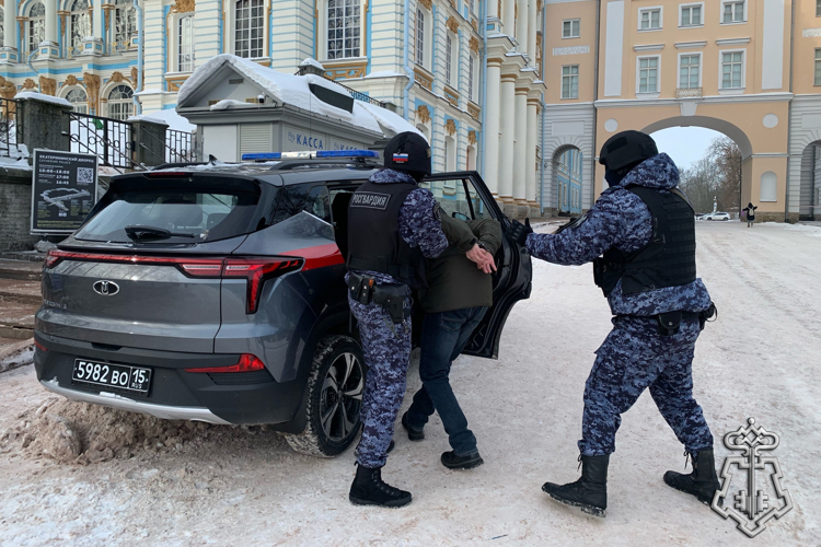 В Петербурге сотрудники Росгвардии провели занятия по нейтрализации вооруженных преступников и освобождению заложников в Екатерининском дворце