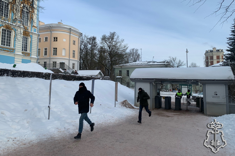 В Петербурге сотрудники Росгвардии провели занятия по нейтрализации вооруженных преступников и освобождению заложников в Екатерининском дворце