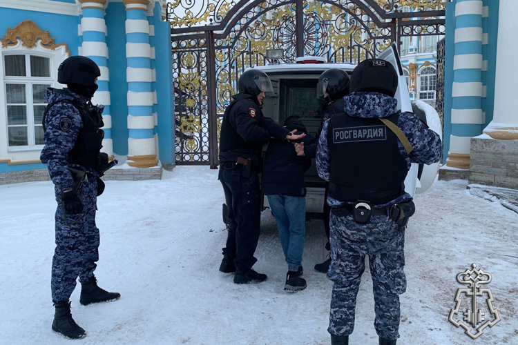 В Петербурге сотрудники Росгвардии провели занятия по нейтрализации вооруженных преступников и освобождению заложников в Екатерининском дворце