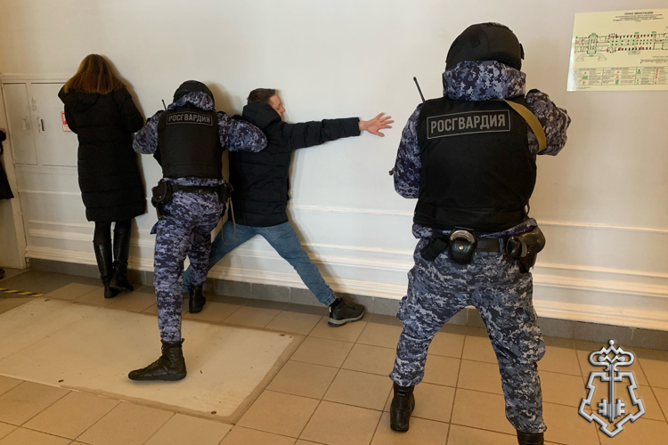 В Петербурге сотрудники Росгвардии провели занятия по нейтрализации вооруженных преступников и освобождению заложников в Екатерининском дворце