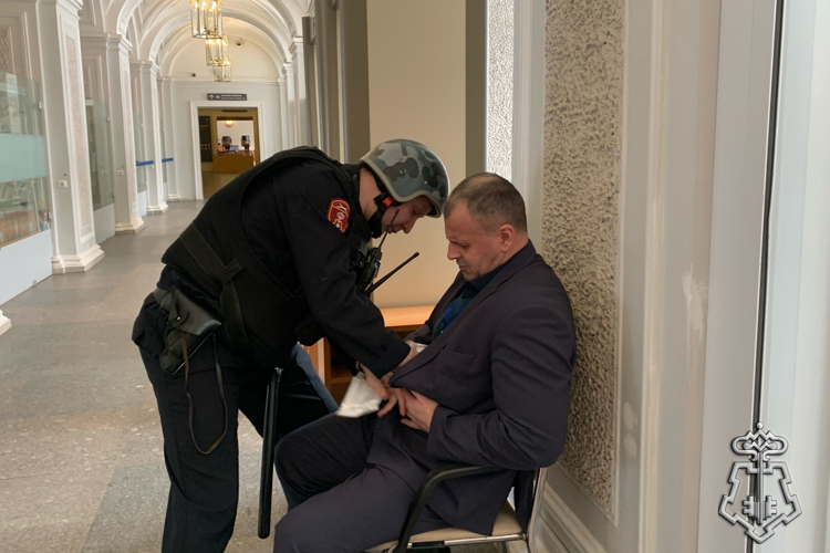 В Петербурге сотрудники Росгвардии провели занятия по нейтрализации вооруженных преступников и освобождению заложников в Екатерининском дворце