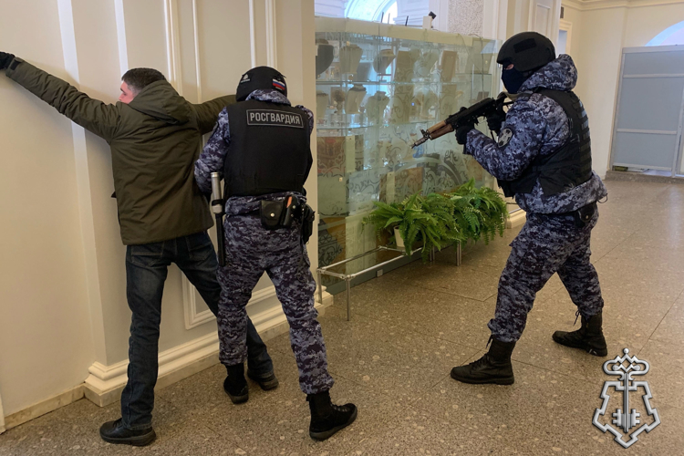 В Петербурге сотрудники Росгвардии провели занятия по нейтрализации вооруженных преступников и освобождению заложников в Екатерининском дворце