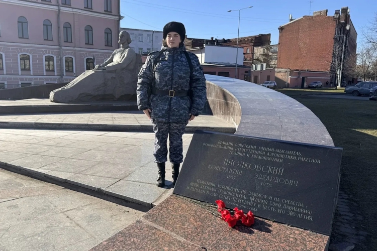 В Санкт-Петербурге сотрудники Росгвардии возложили цветы к памятнику Циолковскому в преддверии Дня космонавтики