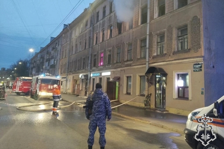 В Петербурге сотрудники Росгвардии обнаружили возгорание в жилом доме и оказали содействие спасателям в эвакуации жильцов загоревшейся квартиры