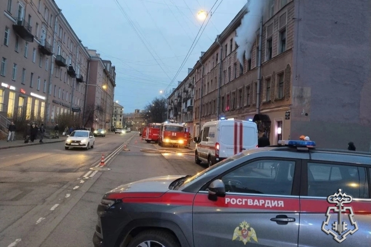 В Петербурге сотрудники Росгвардии обнаружили возгорание в жилом доме и оказали содействие спасателям в эвакуации жильцов загоревшейся квартиры