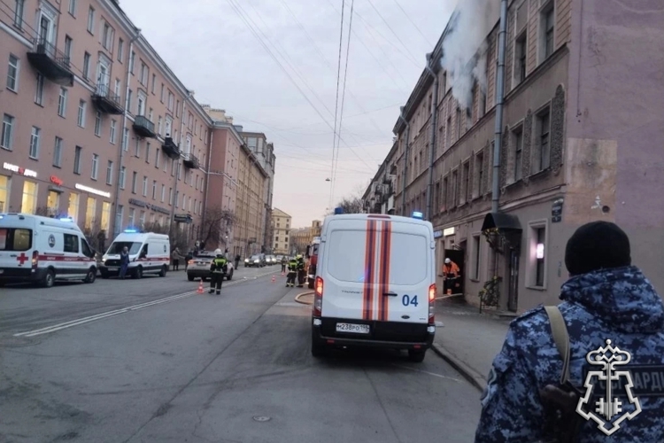 В Петербурге сотрудники Росгвардии обнаружили возгорание в жилом доме и оказали содействие спасателям в эвакуации жильцов загоревшейся квартиры