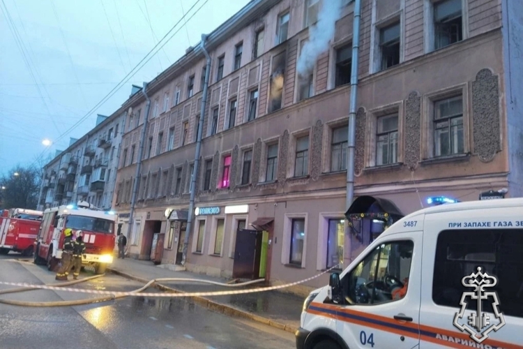 В Петербурге сотрудники Росгвардии обнаружили возгорание в жилом доме и оказали содействие спасателям в эвакуации жильцов загоревшейся квартиры