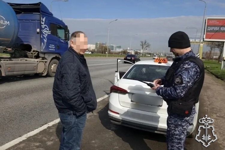 Петербургские росгвардейцы обнаружили объявленный в розыск автомобиль и задержали водителя, подозреваемого в краже