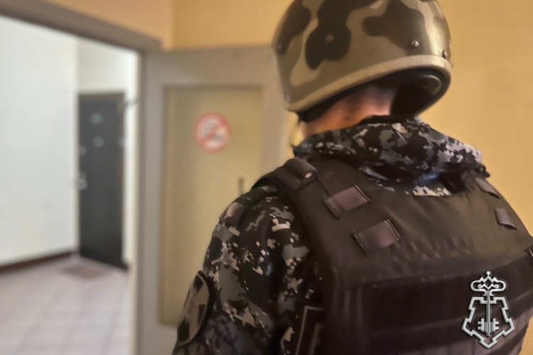 В Петербурге наряд Росгвардии задержал жительницу Красногвардейского района, ранившую знакомого ножом и отверткой