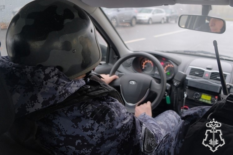 В центре Петербурга росгвардейцы обнаружили разыскиваемый автомобиль и задержали водителя, подозреваемого в мошенничестве