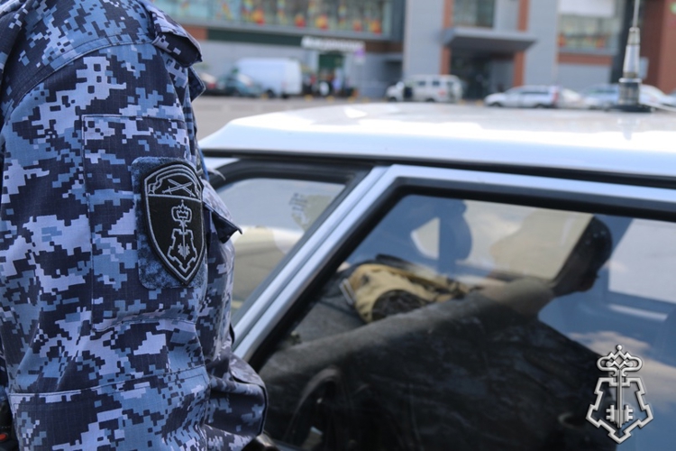В Санкт-Петербурге наряд Росгвардии задержал правонарушителя, напавшего на женщину на стоянке около сетевого магазина