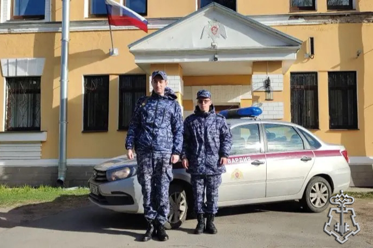 В Ленинградской области сотрудники Росгвардии обнаружили возгорание в жилом доме и эвакуировали жильцов