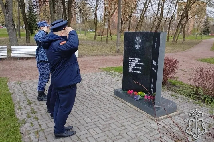 В Санкт-Петербурге и Ленинградской области сотрудники Росгвардии почтили память погибших в радиационных авариях и катастрофах