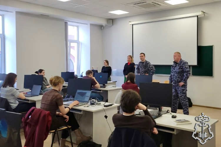 В Санкт-Петербурге сотрудники Росгвардии провели встречи со школьниками и студентами