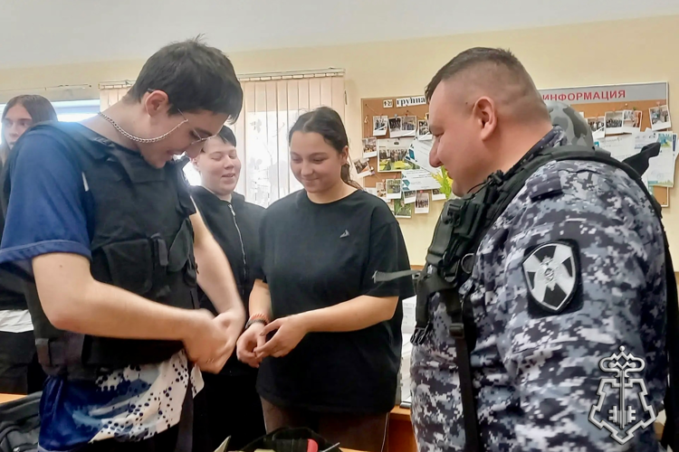 В Санкт-Петербурге сотрудники Росгвардии провели встречи со школьниками и студентами