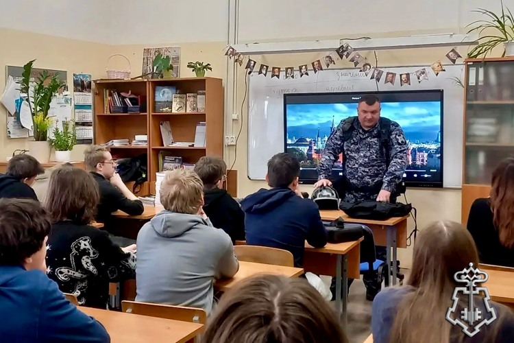 В Санкт-Петербурге сотрудники Росгвардии провели встречи со школьниками и студентами
