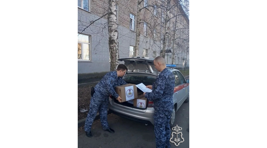 В Санкт-Петербурге сотрудники Росгвардии передали гуманитарную помощь военнослужащим, находящимся в зоне специальной военной операции