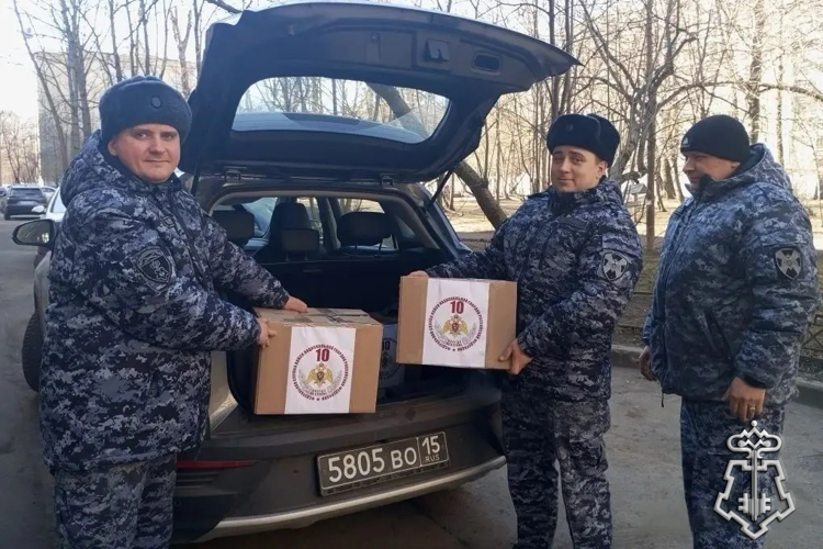 В Санкт-Петербурге сотрудники Росгвардии передали гуманитарную помощь военнослужащим, находящимся в зоне специальной военной операции