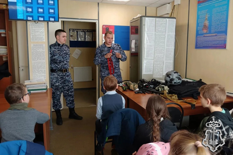  В Приозерске сотрудники вневедомственной охраны Росгвардии провели урок мужества для школьников