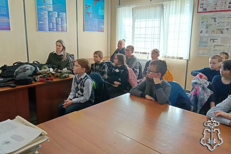  В Приозерске сотрудники вневедомственной охраны Росгвардии провели урок мужества для школьников