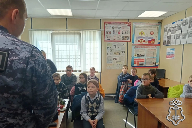  В Приозерске сотрудники вневедомственной охраны Росгвардии провели урок мужества для школьников