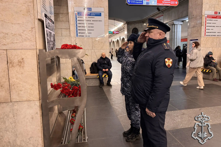 Представители Росгвардии почтили память жертв террористического акта в петербургском метро