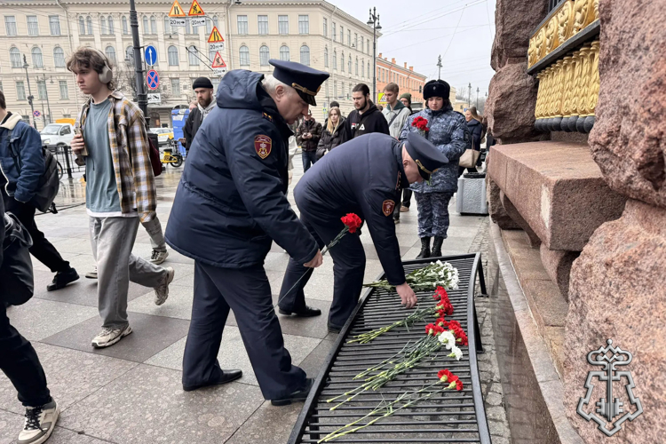 Представители Росгвардии почтили память жертв террористического акта в петербургском метро
