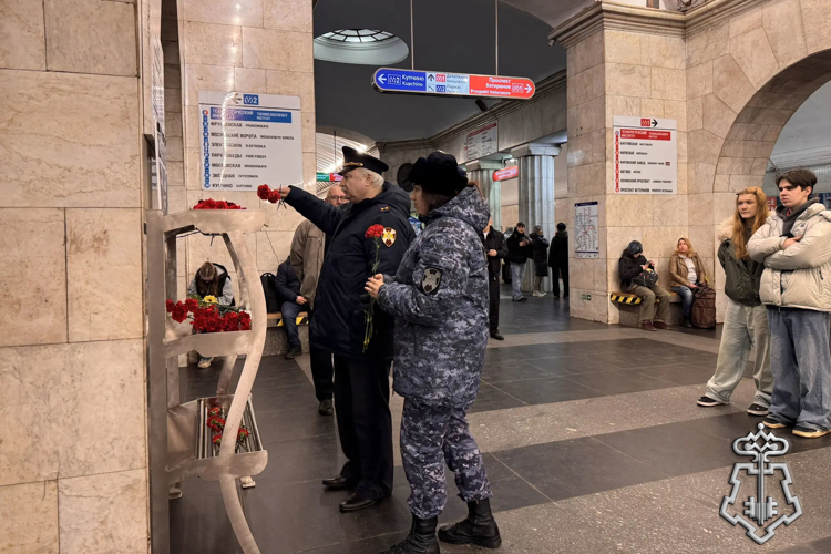Представители Росгвардии почтили память жертв террористического акта в петербургском метро