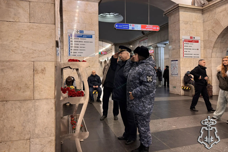 Представители Росгвардии почтили память жертв террористического акта в петербургском метро