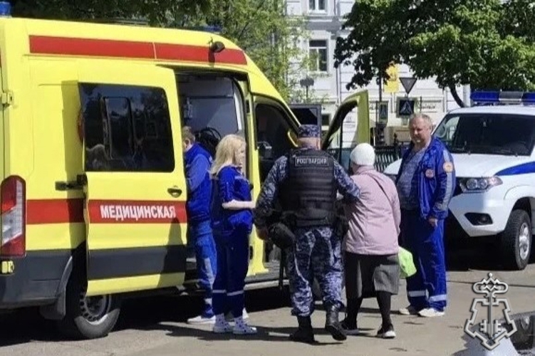 Росгвардейцы оказали доврачебную помощь пожилой женщине, которой внезапно стало плохо во время празднования Дня города Кронштадта
