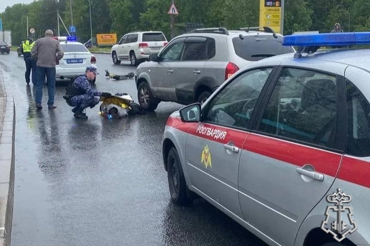 В Петербурге сотрудники Росгвардии оказали доврачебную помощь несовершеннолетней, пострадавшей в результате ДТП