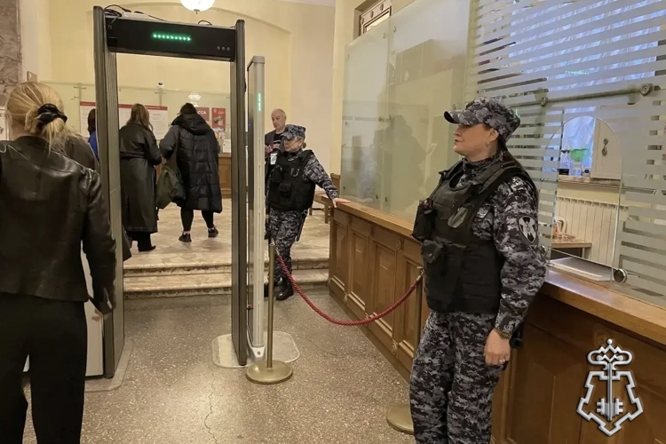 В Санкт-Петербурге сотрудники Росгвардии обеспечили безопасность во время проведения ежегодной акции «Ночь музеев»