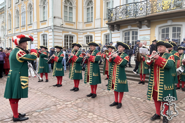 Сотрудники Росгвардии обеспечили безопасность на Весеннем празднике фонтанов в Петергофе