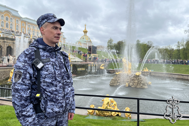 Сотрудники Росгвардии обеспечили безопасность на Весеннем празднике фонтанов в Петергофе