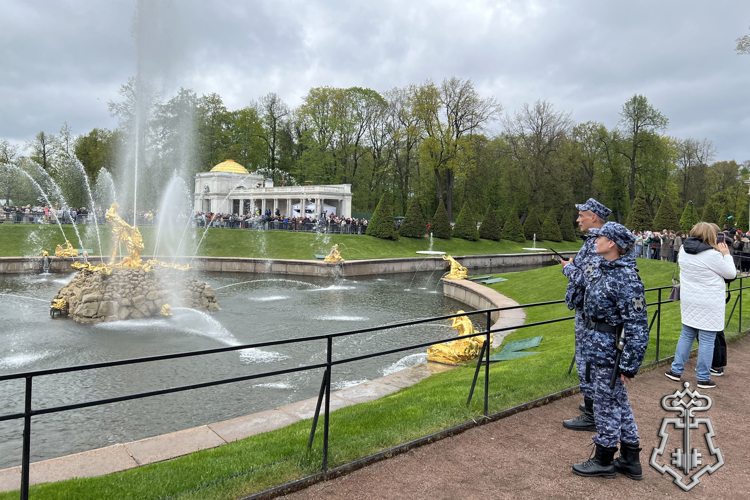 Сотрудники Росгвардии обеспечили безопасность на Весеннем празднике фонтанов в Петергофе