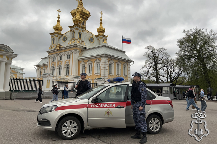 Сотрудники Росгвардии обеспечили безопасность на Весеннем празднике фонтанов в Петергофе