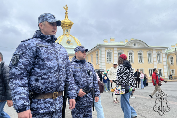 Сотрудники Росгвардии обеспечили безопасность на Весеннем празднике фонтанов в Петергофе