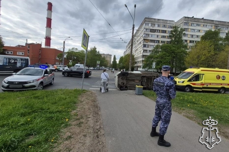 Петербургские росгвардейцы вызвали спасателей на место аварии, в результате которой одна из машин опрокинулась на бок